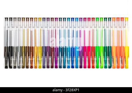 Großer Satz farbenfroher Gelstifte, die in Regenbogenfarbenfolge auf weißem Hintergrund angeordnet sind Stockfoto