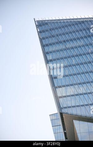 Moderner Bürohochhaus, der sich gegen den Himmel erhebt, für Corporate Branding Stockfoto