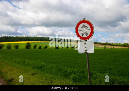 Kein Durchfahrtszeichen für Autos und Motorräder auf einer Schotterstraße in Deutschland Stockfoto