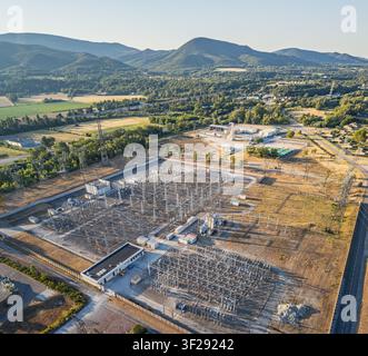 Luftbild einer Hochspannungsunterstation mit Stromübertragungsinfrastruktur und Metallkonstruktionen in einer ländlichen Landschaft in Saulce-sur-Rho Stockfoto