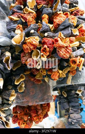 Traditionelle gesunde Snacks und frische Produkte auf einem Outdoor-Markt Stockfoto