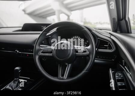Fahren eines modernen Autos in einer Stadt. Blick vom Fahrersitz eines kompakten SUVs, während er unter der Brücke geparkt ist. Stockfoto
