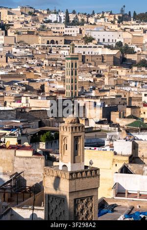Teleobjektiv-Tageslichtansicht mehrerer Minarette, die über dichten Dächern und historischem städtischem Gewebe in der Medina von Fes el-Bali aufragen, Fes, Fes-Meknes, Marokko, Nov Stockfoto