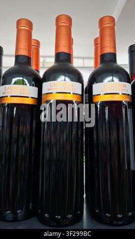 DENIA, SPANIEN - 14. Juli 2025. Rotweinflaschen von Laudium Monastrell sind ordentlich im Regal eines Spar-Supermarkts in Spanien angeordnet. Kunden können sich Stockfoto