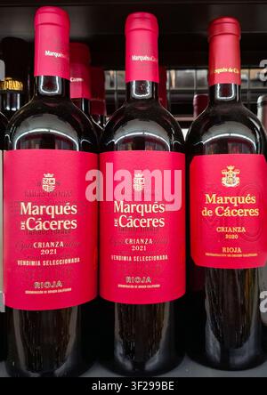 DENIA, SPANIEN - 14. Juli 2025. Regale in einem Spar-Supermarkt präsentieren eine Vielzahl von Rotweinen aus der Region Rioja, die verschiedene Jahrgänge und Stockfoto