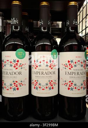 DENIA, SPANIEN - 14. Juli 2025. Flaschen von Rotwein mit der Bezeichnung Navas del Emperador sind ordentlich in einem Supermarktregal in Spanien angeordnet. Einkäufer durchstöbern, wä Stockfoto