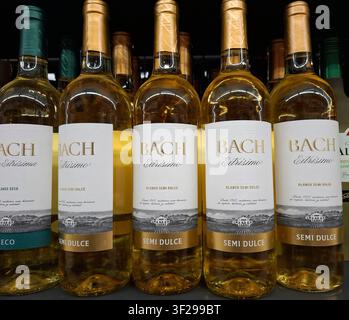 DENIA, SPANIEN – 14. Juli 2025. Eine Vielzahl von Weißweinflaschen ist ordentlich in einem Regal eines Spar-Supermarkts in Spanien angeordnet und bietet eine halbsüße Auswahl Stockfoto