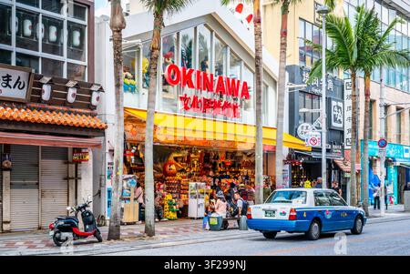 Naha Okinawa Japan, 19. Januar 2026: Menschen und farbenfrohes Geschäft mit der Aufschrift Okinawa in der Naha Kokusai Dori Einkaufsstraße in Okinawa Japan Stockfoto