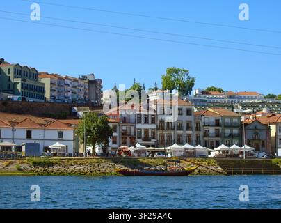 GAIA, PORTUGAL-9. JUNI 2026: Ein Panoramablick auf die Uferpromenade von Vila Nova de Gaia in Portugal, mit Portweinkellern entlang des Flusses Douro Stockfoto