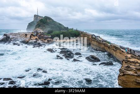 Panoramatische Aussicht auf die Felsformation des Yehliu-Vorsprungs und das stürmische Meer im Yehliu-Geopark in Neu-Taipeh, Taiwan Stockfoto