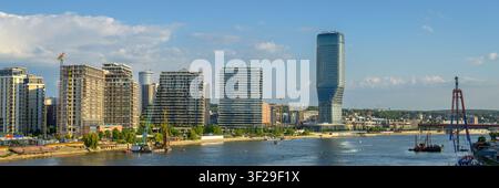 Panoramatische Ansicht der Skyline von Belgrade Waterfront entlang der Save zur goldenen Stunde. Stockfoto