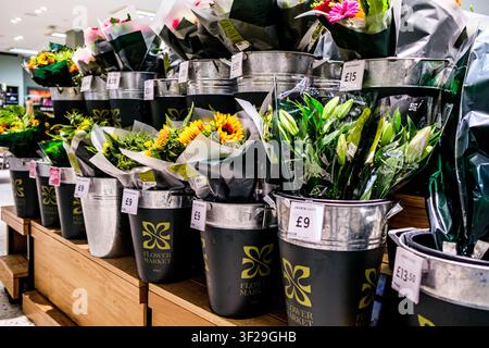 London UK, 17. Juli 2026, eine lebendige und farbenfrohe Sumarket-Auslage mit frischen Blumensträußen auf der Verkaufsfläche in einem Marks und Spencer Stockfoto