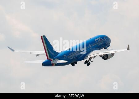 London, UK, 17. Juli 2026. Flugzeuge am London City Airport. EI-MVB ITA Airways Airbus A220-100. Credit:Stephen Keable/Alamy Live News Stockfoto
