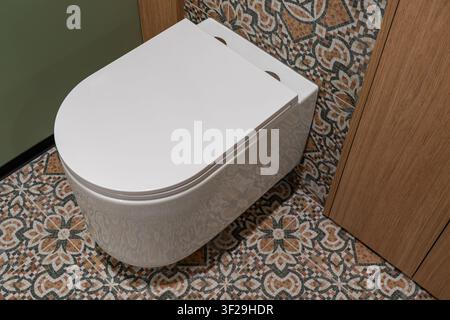 Moderne schwarze Wandlampe auf abstrakter Linienkunsttapete, minimalistischer Beleuchtungskörper als Innendesign-Detail Stockfoto
