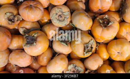 Ernte von frischen Orangen-Kaki in voller Aufnahme aus der Top-Down-Perspektive Stockfoto