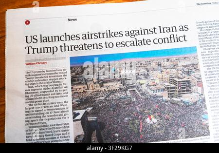 'US führt Luftangriffe gegen den Iran durch, während (Donald) Trump mit einer Eskalation des Konflikts droht' Schlagzeile der Zeitung Guardian vom 17. Juli 2026 London UK Großbritannien Stockfoto