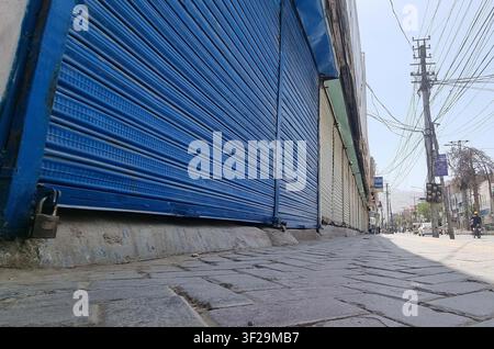 Die Geschäftsaktivitäten in Quetta kamen zum Stillstand, als Geschäfte als Reaktion auf einen Streik, der vom Ziarat-Sit-In-Komitee am Freitag ausgerufen wurde, geschlossen wurden. Der Protest zielt darauf ab, Aufmerksamkeit auf den Ziarat-Vorfall zu lenken, der weit verbreitete Besorgnis ausgelöst hat. Ein Foto zeigt eine Reihe geschlossener Läden und unterstreicht die weitreichenden Auswirkungen auf den lokalen Handel. Die Schließung unterstreicht die Forderung des Komitees nach Maßnahmen und Rechenschaftspflicht in Bezug auf den Vorfall und spiegelt erhebliche öffentliche Unzufriedenheit wider. Diese Entwicklung erhöht den Druck auf Regierungsbeamte, Beschwerden anzugehen und die Normalität wiederherzustellen Stockfoto