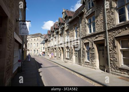 Ein Blick entlang der Silver Street mit einer auffälligen Reihe traditioneller Cotswold-Steinreihenhäuser in Cirencester, Gloucestershire, England, UK. Stockfoto