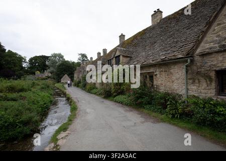 Die ikonische Reihe von Weberhäusern aus dem 14. Jahrhundert in Arlington Row am Fluss Coln in Bibury, Gloucestershire, den Cotswolds, UK. Stockfoto
