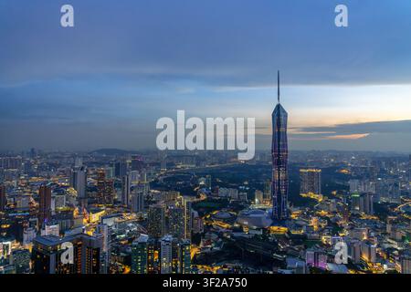 Merdeka 118 / Merdeka Tower, neo-futuristischer Megahochhaus-Wolkenkratzer, der am Abend in der Hauptstadt Kuala Lumpur beleuchtet ist, das höchste Gebäude in Malaysia Stockfoto