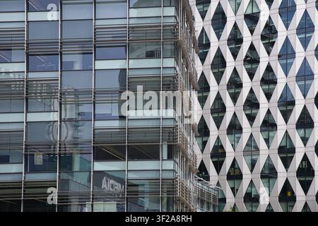 Abstraktes architektonisches Detail von kontrastierenden modernen Bürogebäudefassaden mit Glaslamellen und geometrischen Diamantmustern in Salford Quays. Stockfoto