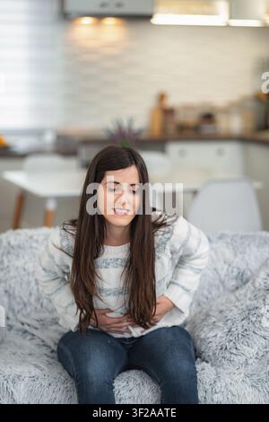 Frau mit starken Bauchschmerzen und Magenschmerzen Stockfoto