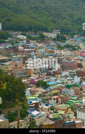 Ein weitläufiger Blick auf die farbenfrohen Reihenhäuser des Gamcheon-Kulturviertels in Busan, Südkorea. Stockfoto
