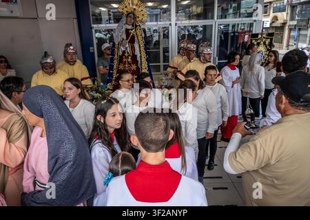 Teilnehmer bereiten sich darauf vor, an einer Semana-Santa-Prozession in Cartago, Costa Rica, teilzunehmen Stockfoto