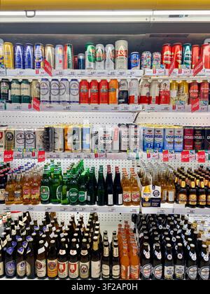 17.07.2026 Ukraine, Charkiw Breite Auswahl an internationalen Bier-Marken in Supermarktregenalen im Nahaufnahme Stockfoto