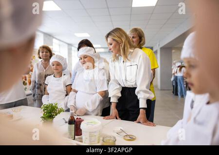 Olena Zelenska nimmt an einem Festival für gesunde Ernährung in der Region Kiew teil Die First Lady Olena Zelenska interagiert mit Kindern während des zweiten Healthy Eating Festivals des Jahres in der Region Kiew, Ukraine, am 17. Juli 2026. Die Veranstaltung fand im Rahmen der Schulernährungsreform-Initiative statt, die von der First Lady geleitet wird, um gesunde Essgewohnheiten bei Kindern und Schülern zu fördern. Foto von PRESIDENT OF UKRAINE apaimages Kiew Kiew Ukraine 170726 Ukraine UPO 007 Copyright: xapaimagesxPRESIDENTxOFxUKRAINExxapaimagesx Stockfoto