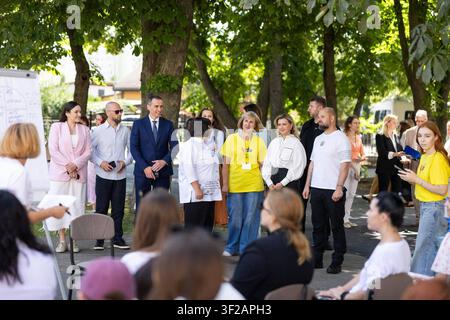 Olena Zelenska nimmt an einem gesunden Ernährungsfest in der Region Kiew teil Ukraines First Lady Olena Zelenska interagiert mit Kindern während des zweiten gesunden Ernährungsfestes des Jahres in der Region Kiew, Ukraine, am 17. Juli 2026. Die Veranstaltung fand im Rahmen der Schulernährungsreform statt, die von der First Lady geleitet wird, um gesunde Essgewohnheiten bei Kindern und Schülern zu fördern. Foto von PRÄSIDENT DER UKRAINE apaimages Kiew Kiew Ukraine 170726 Ukraine UPO 009 Copyright: xapaimagesxPRÄSIDENTxDERxUKRAINExxapaimagesx Stockfoto