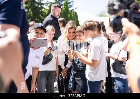 Olena Zelenska nimmt an einem Festival für gesunde Ernährung in der Region Kiew teil Die First Lady Olena Zelenska interagiert mit Kindern während des zweiten Healthy Eating Festivals des Jahres in der Region Kiew, Ukraine, am 17. Juli 2026. Die Veranstaltung fand im Rahmen der von der First Lady geleiteten Schulernährungsreform statt, um gesunde Ernährungsgewohnheiten bei Kindern und Schülern zu fördern. Foto von PRESIDENT OF UKRAINE apaimages Kiew Kiew Ukraine 170726 Ukraine UPO 006 Copyright: xapaimagesxPRESIDENTxOFxUKRAINExxapaimagesx Stockfoto