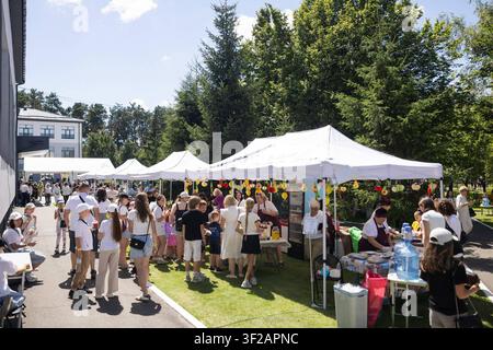 Olena Zelenska nimmt an einem gesunden Ernährungsfestival in der Region Kiew teil Die First Lady Olena Zelenska interagiert mit Kindern während des zweiten gesunden Ernährungsfestivals des Jahres in der Region Kiew, Ukraine, am 17. Juli 2026. Die Veranstaltung fand im Rahmen der von der First Lady geleiteten Schulernährungsreform statt, um gesunde Essgewohnheiten bei Kindern und Schülern zu fördern. Foto von PRESIDENT OF UKRAINE apaimages Kiew Kiew Ukraine 170726 Ukraine UPO 008 Copyright: xapaimagesxPRESIDENTxOFxUKRAINExxapaimagesx Stockfoto