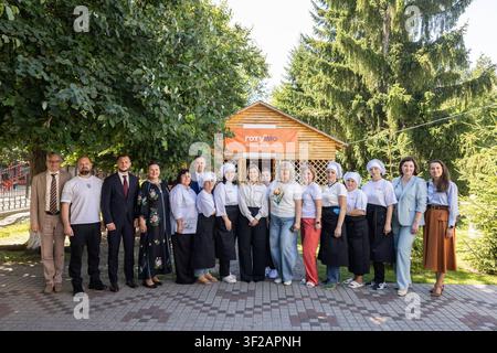 Olena Zelenska nimmt an einem gesunden Ernährungsfestival in der Region Kiew teil Die First Lady Olena Zelenska interagiert mit Kindern während des zweiten gesunden Ernährungsfestivals des Jahres in der Region Kiew, Ukraine, am 17. Juli 2026. Die Veranstaltung fand im Rahmen der von der First Lady geleiteten Schulernährungsreform statt, um gesunde Essgewohnheiten bei Kindern und Schülern zu fördern. Foto von PRÄSIDENT DER UKRAINE apaimages Kiew Kiew Ukraine 170726 Ukraine UPO 0010 Copyright: xapaimagesxPRÄSIDENTxDERxUKRAINExxapaimagesx Stockfoto
