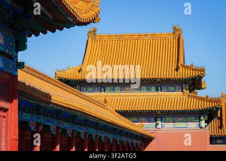 Eine Nahaufnahme der traditionellen chinesischen Architektur mit verzierten Dächern. Stockfoto