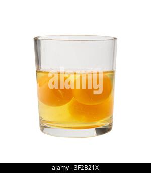 Gebrochenes Ei im Glas isoliert, rohes Eigelb und Eiweiß, zerbrochene braune Schale, frische gebrochene Bio-Hühnereier auf weißem Hintergrund Stockfoto