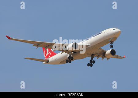 Turkish Cargo Airlines, TC-JOO, Airbus A330, im Endanflug zum London Stansted Airport, Essex, UK am 17. Juli 2026 Stockfoto