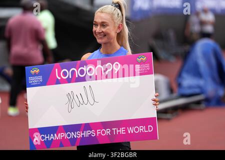 Jessica Hull (AUS) hält ein signiertes Schild, um das UK-Athletics-Bewerbung zu unterstützen, Gastgeber der World Athletics Championships 2029 zu werden, während einer Trainingseinheit vor dem London Athletics Meet im London Stadium, Freitag, 17. Juli 2026, in London, Vereinigtes Königreich. Credit: Image of sport /Alamy Live News Stockfoto