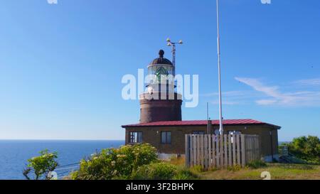 Der historische Kullen-Leuchtturm steht auf einer schroffen Felsklippe mit Blick auf das Meer im Kullaberg-Naturreservat, Schweden. Stockfoto