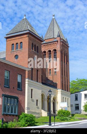 Historische romanische Revival-Kirche mit zwei Ziegeltürmen und gewölbtem Eingang. Seitenansicht der St. Paul's Presbyterischen Kirche Stockfoto