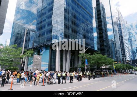 Toronto, Kanada - 20. Juni 2026: Menschenmenge und Polizeipräsenz vor dem Delta Toronto Hotel in der Innenstadt Stockfoto