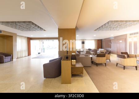Leere Innensaal eines modernen Hotels mit Sofas Stockfoto