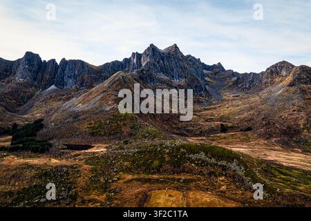 Luftaufnahme der schroffen Berggipfel und des dramatischen felsigen Geländes rund um Mefjordvaer, Troms, Norwegen. Stockfoto