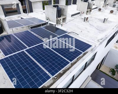 Luftbild von privaten Solarpanelen, die auf einem modernen Wohndach mit Klimaanlagen in Mérida, Yucatán, Mexiko installiert sind. Stockfoto