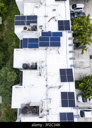 Luftaufnahme von privaten Solarpanelen auf einem weißen Dach in Mérida, Yucatán, Mexiko. Stockfoto