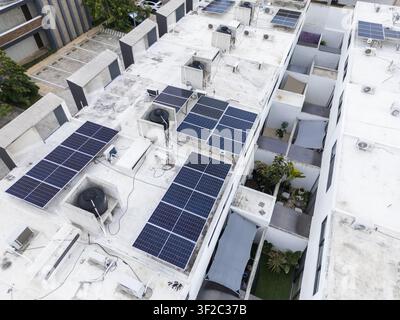 Luftbild von privaten Solarpanelen, die auf modernen Wohndächern in Mérida, Yucatán, Mexiko installiert sind. Stockfoto