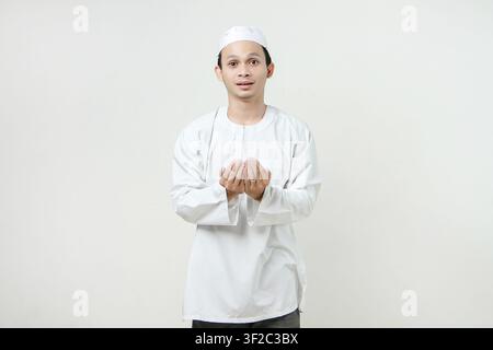 asiatischer muslimischer Mann mit betender Handgeste. hält die Handfläche nach oben. Menschen religiöses Islam-Lebensstil-Konzept. Feier Ramadan und Ied Mubarak. auf ist Stockfoto