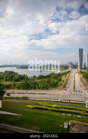 Ein erhöhter panoramischer Blick auf den mehrspurigen Boulevard, den Putrajaya-See und Hochhaus-Wahrzeichen, aufgenommen vom PICC-Gebiet. Stockfoto