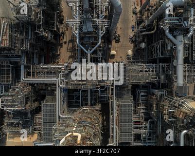 Eine Luftaufnahme eines großen petrochemischen Raffineriekomplexes mit einem Netzwerk aus Stahlrohren und industrieller Infrastruktur in Si Racha Chonburi Thailand Stockfoto