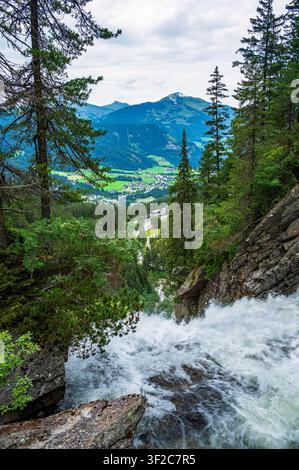 Vertikalfoto vom Rand der Krimmler Wasserfälle im Nationalpark Hohe Tauern, Salzburg, Österreich. Rauschendes Weißwasser stürzt über Felsen im Fo Stockfoto